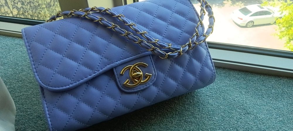 Стилна дамска чанта. Изработена от висококачествена еко кожа. Разполага с: едно разпределение, отвътре с два джоба