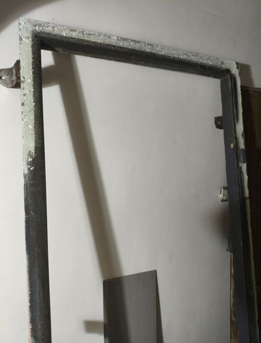 Дверь входная. Железная с коробкой