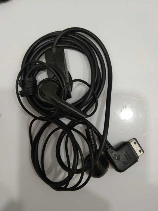 наушники разные на Левом берегу