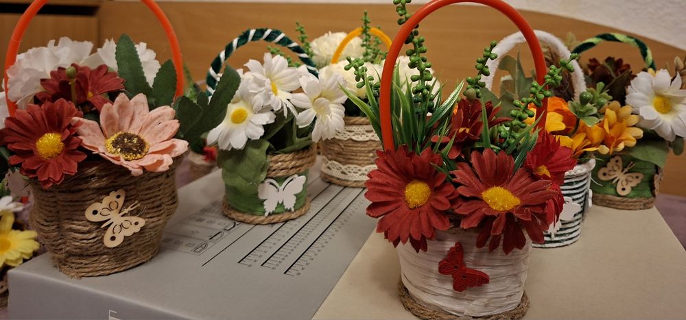 Цветя в ръчно изработена кошничка