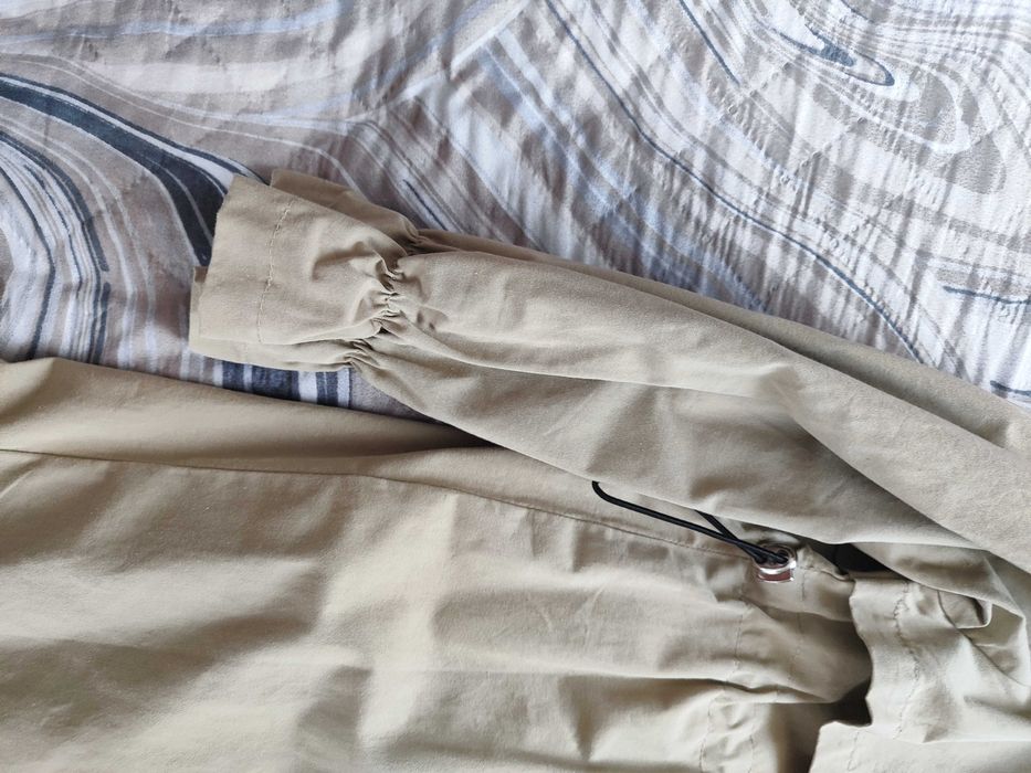 Продам плащ на девочку 10-12 лет.