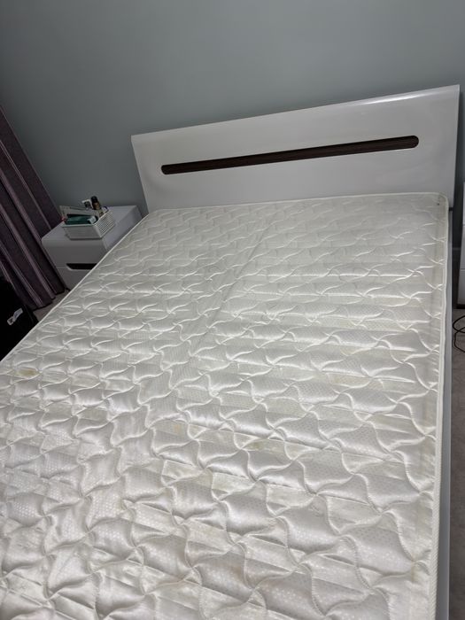 Кровать с матрасом