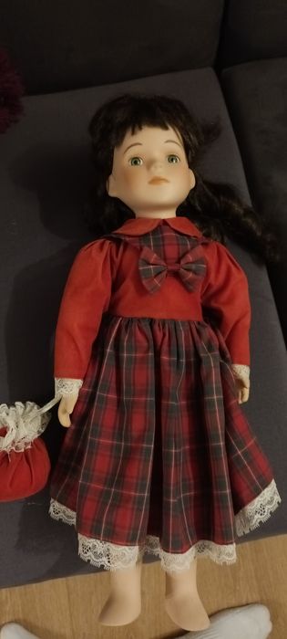 Vând papusa de portelan