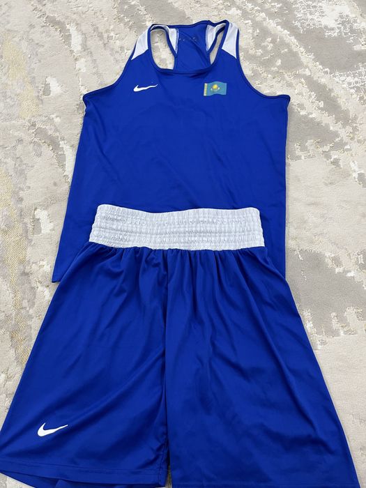 Продам боксерские перчатки,шлемы Wesing новые,боксерка,формы