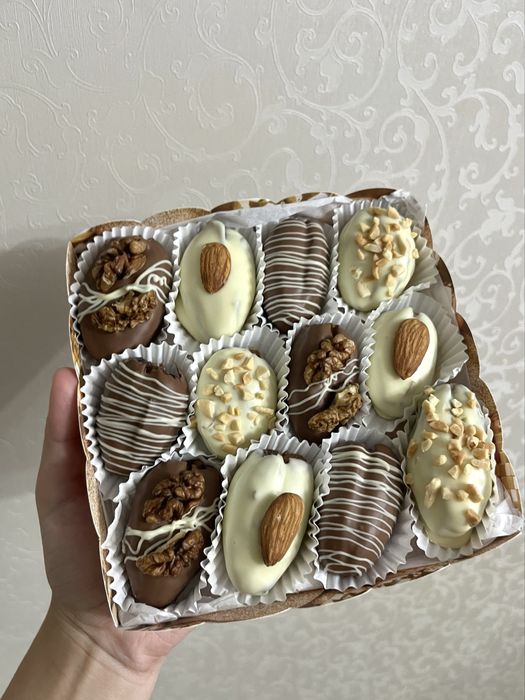 Клубника/финики/банан в шоколаде