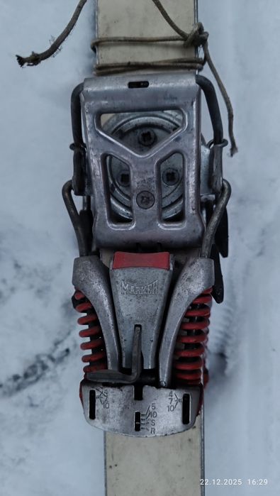 Продам зимние лыжи