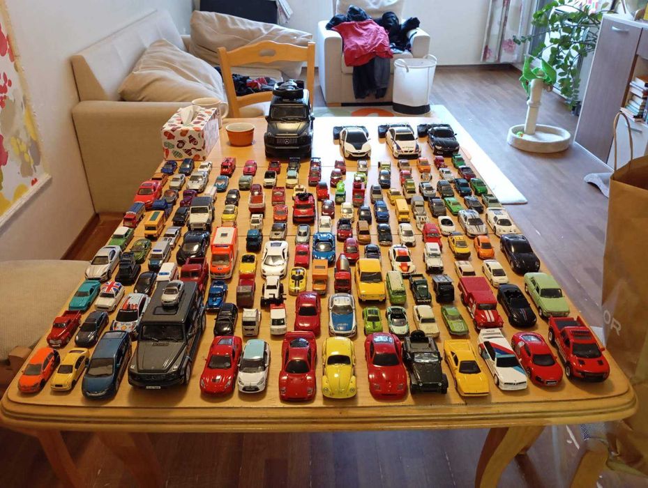 Голяма колекция от метални колички и радиоуправляеми коли