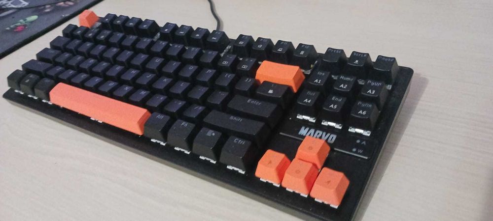 Tastatură mecanică Marvo KG901 RGB – Switch-uri Albastre, ca nouă!