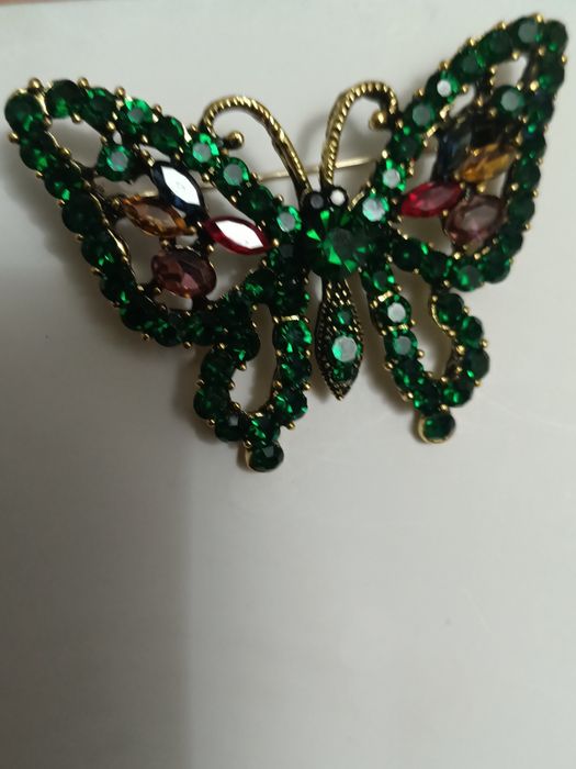 Брошь под винтаж бабочка зелёные камушки яркая 5 см