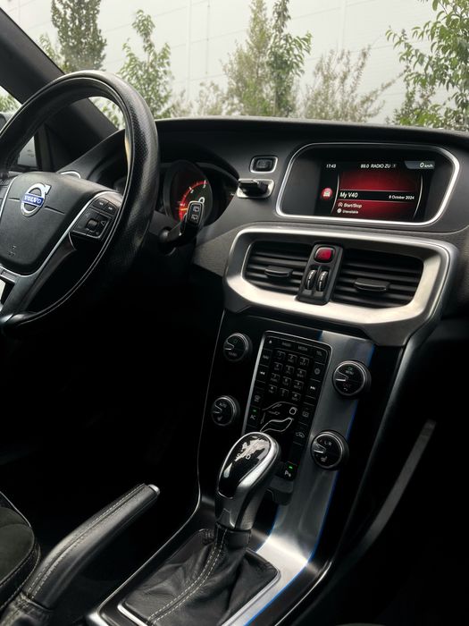 Volvo V40 D3 R-Design | Automată | 5 cilindri Motor Volvo | revizia la zi