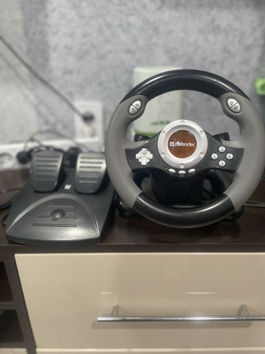Игравой руль в комплекте всё есть