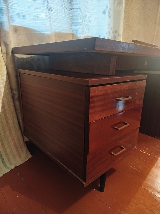 Письменный стол.