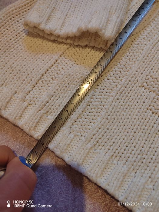 Пола и пуловер..