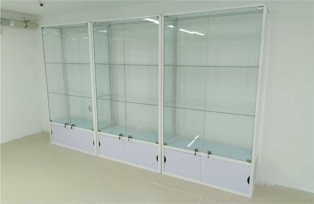 Витрина стеклянная, прилавки. Metal oynaly vitrina va prilavkalar