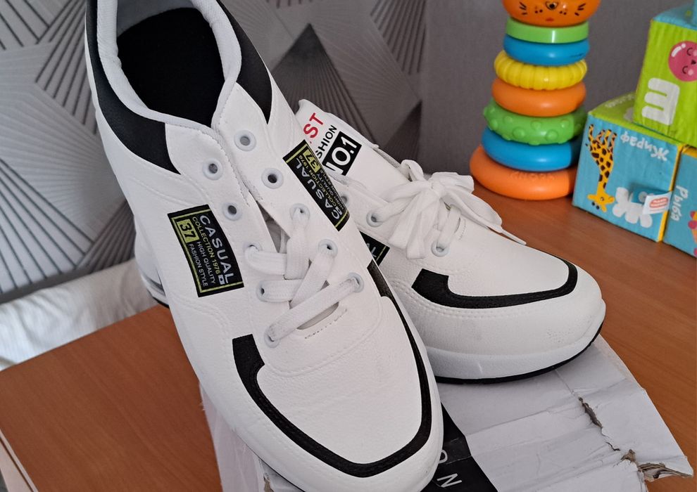 Продам новые кроссовки