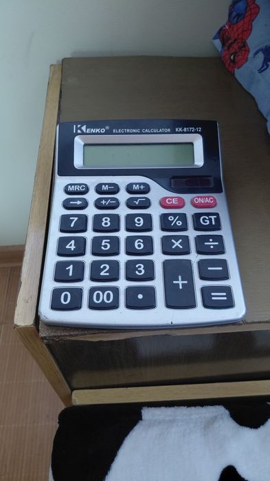 Продавам Касов Апарат Компютър Калкулатор Бюро Стелажи Фризер За Магазини