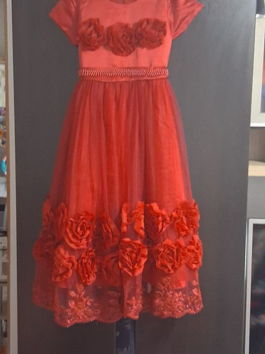 Rochiță roșie cu trandafiri ,vârstă 11 ani ,mărime 140-146.