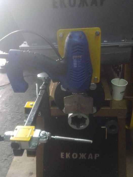 Продава се шнекова преса за производство на брикети за барбекю