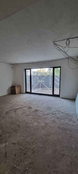 Uy Qibrayda, yonida masjid