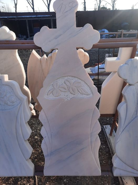 Prelucrare marmura  granit prelucrare  momente funerare  placări cavou