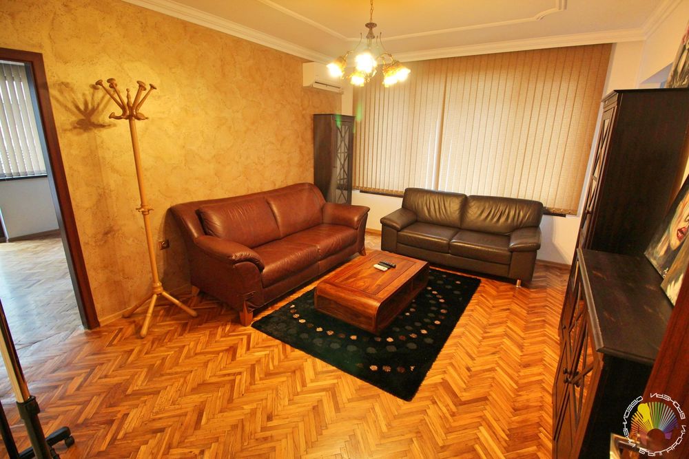 Дава се под наем Тристаен апартамент в Бургас, Център - 100 кв.м за 969 € - Снимка #1