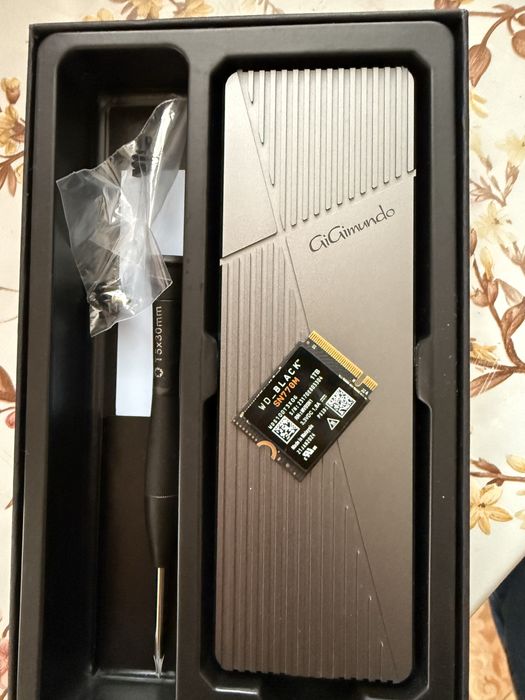 Vând SSD NVMe WD Black SN770M de 1TB împreună cu carcasă