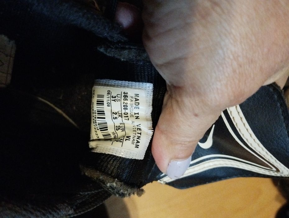 Adidași piele cu crampoane Nike și Victory