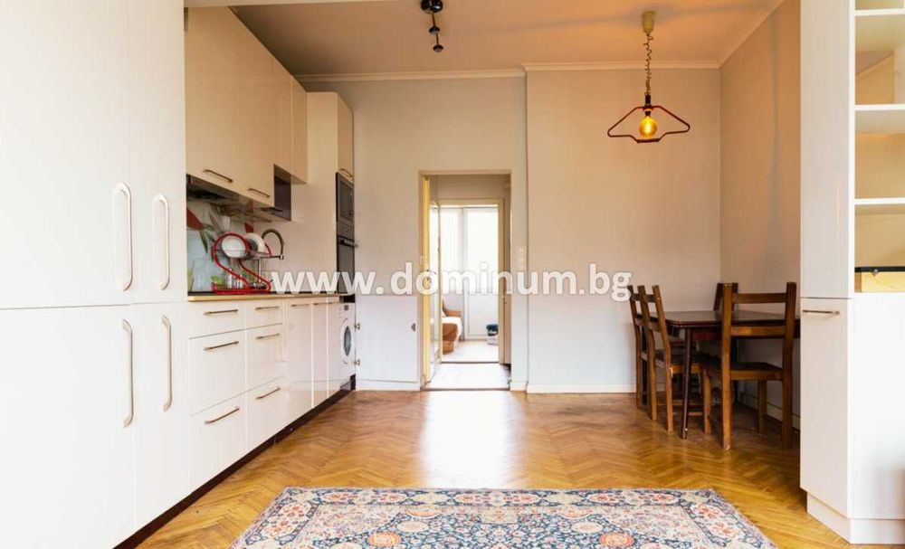 Продава се обзаведен тристаен апартамент на бул. Прага