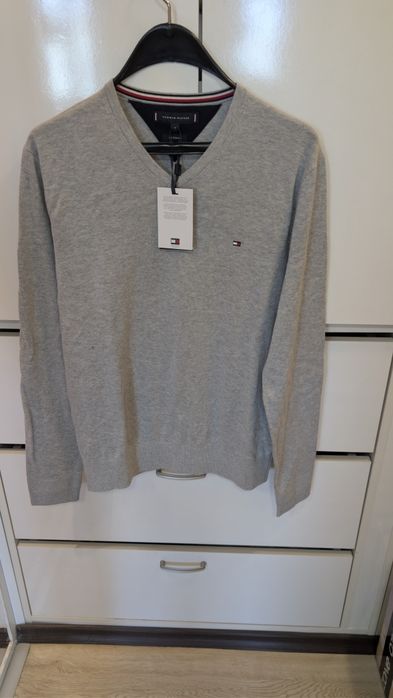 Сив,тънък мъжки пуловер.