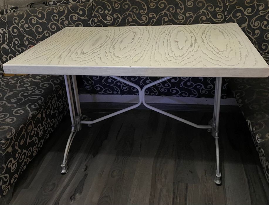 Кухонный стол на железных ножках  столешница из МДФ + уголок.