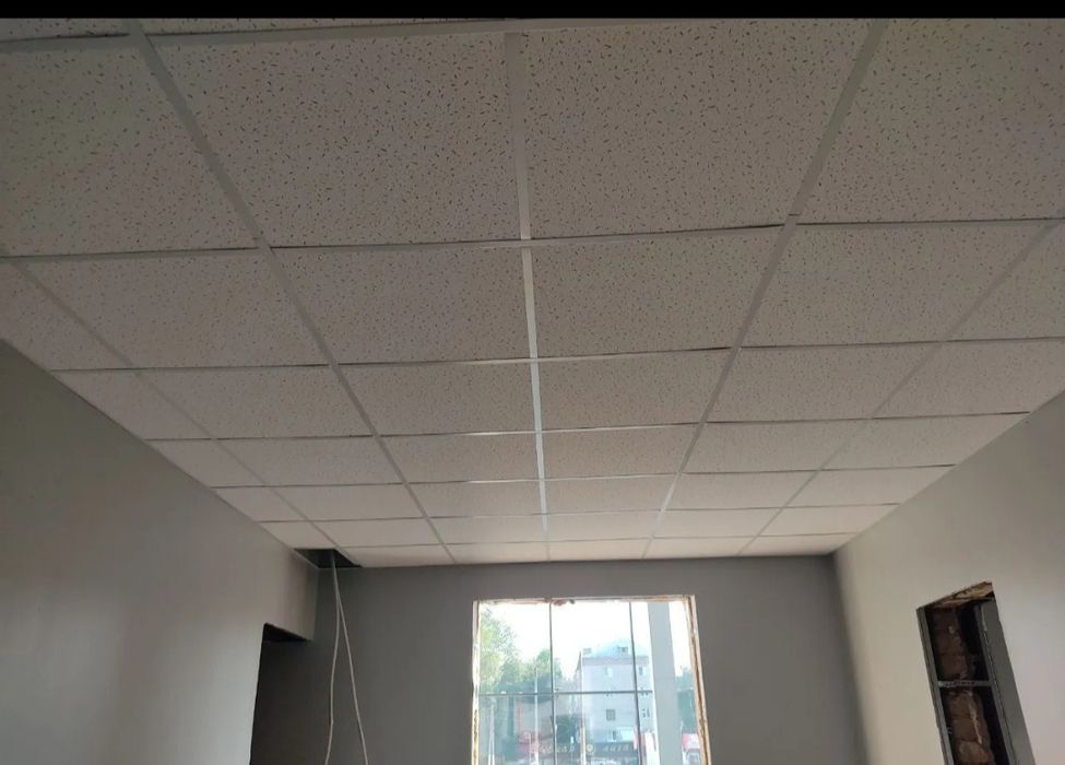 Монтаж потолков Армстронг грильят.