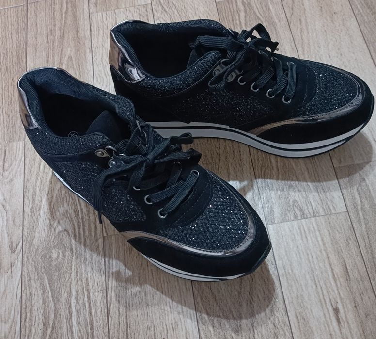 Кроссовки женские