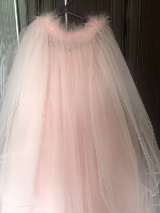 Продам платье на 6-7 лет