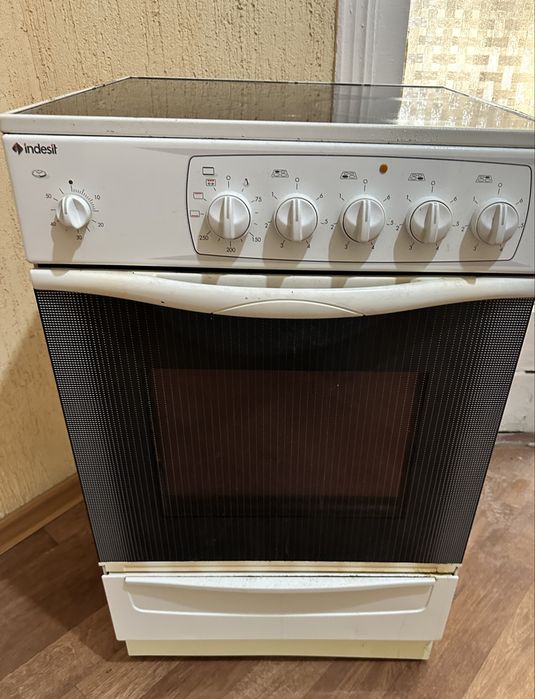 Продам электрическую плиту Индезит.