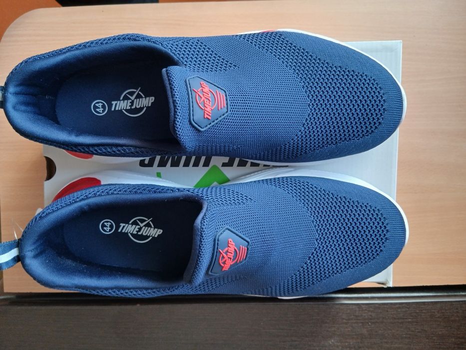 Продам 2 пары новых кроссовок  осень