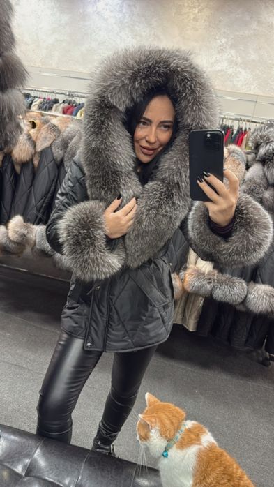 Geaca din fas impermeabil, accesorizata cu blana naturala premium