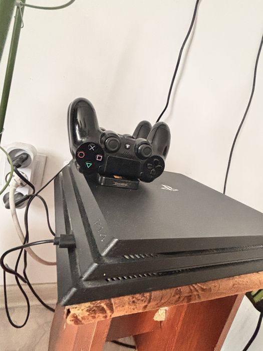 Продам PS4 pro 1tb