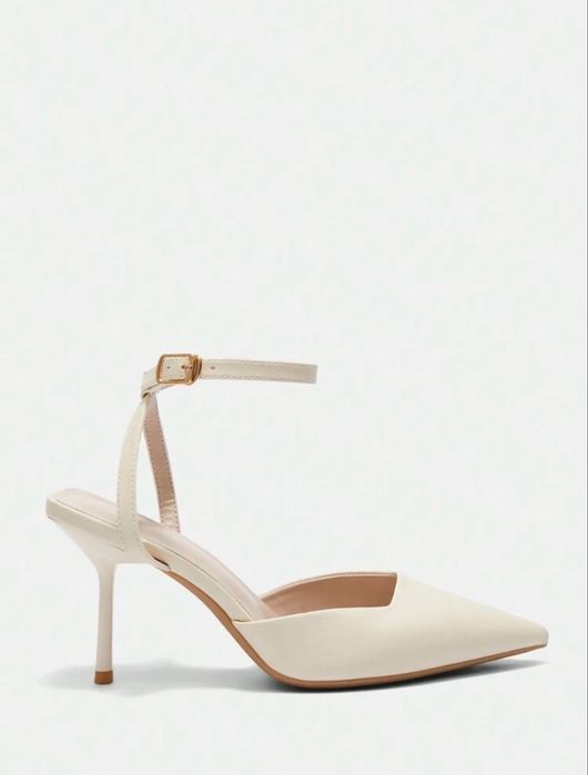 Чисто нови бежови официални обувки токове