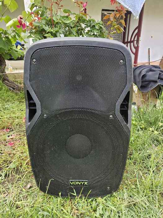 Vonyx AP1500ABT și, fiind o boxă activă putin uzata  la exterior cum se vede si in poze