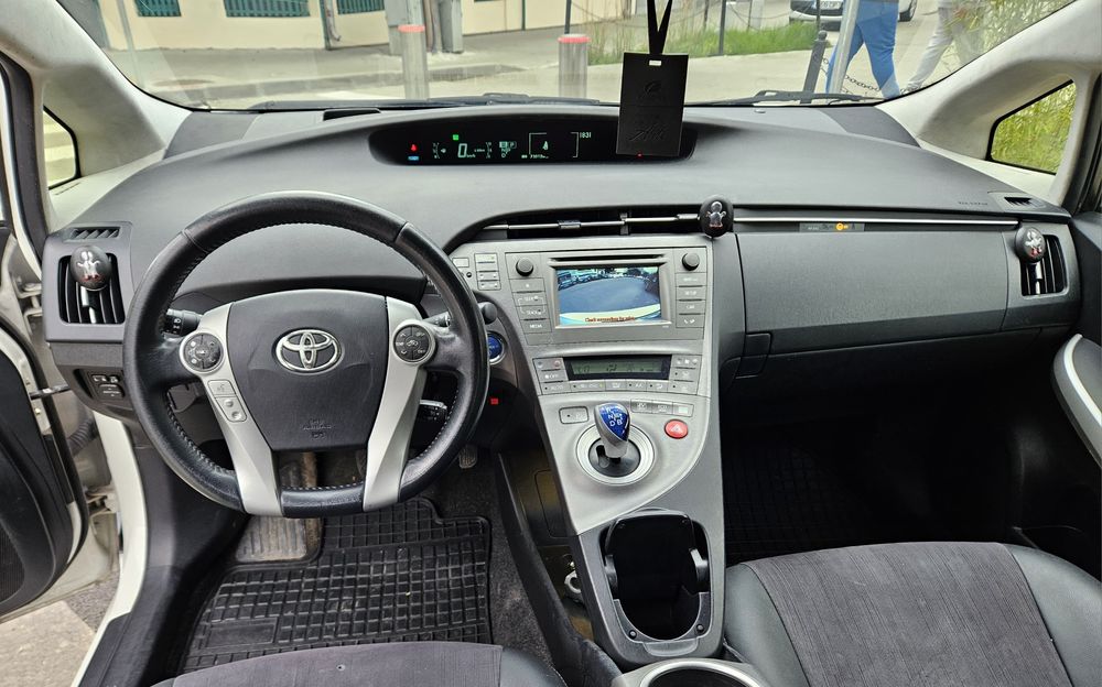 Inchiriez Prius 3 face lift UBER- BOLT