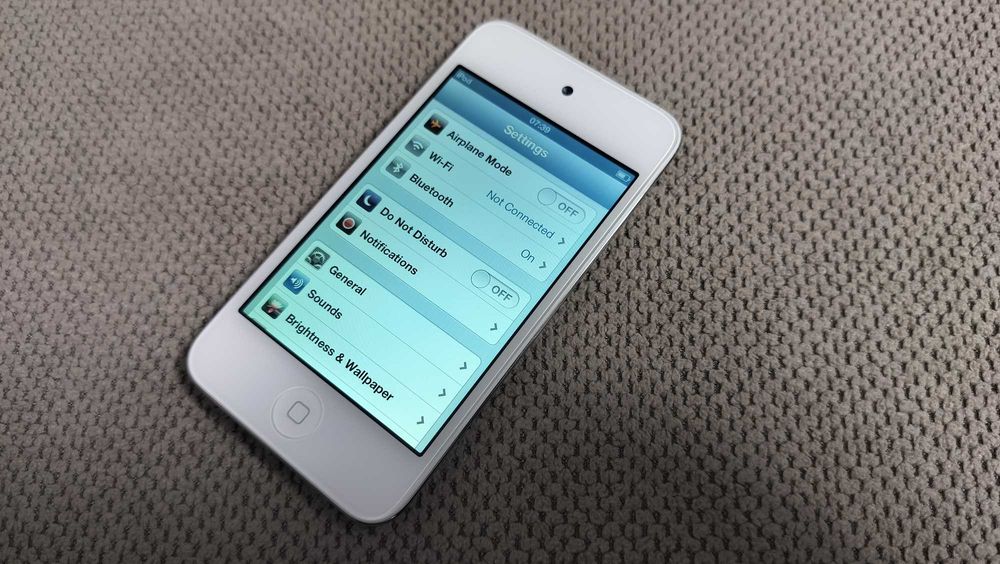 Apple iPod touch 4th Gen 8GB White model MD057KN