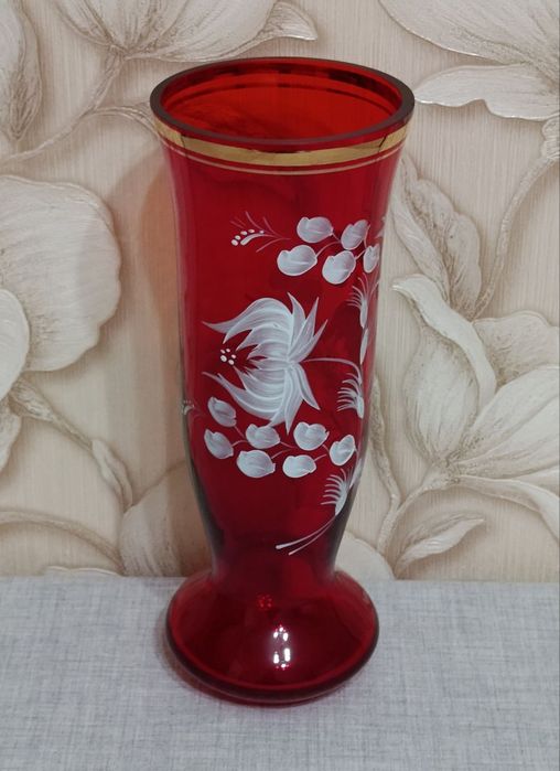 Винтажная красная ваза для цветов