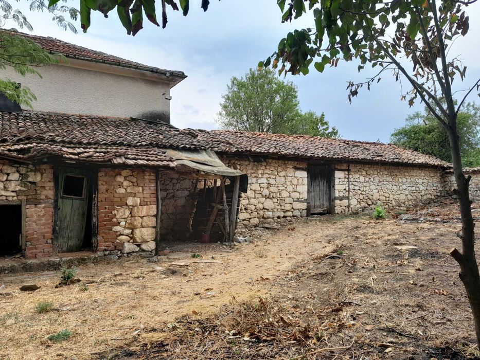 Монолитна къща на село с две бетонни плочи