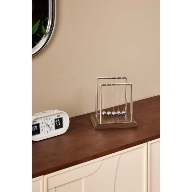 Декорация "Люлката на Нютон"