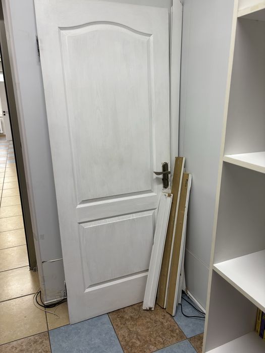 Отдам даром дверь и стулья