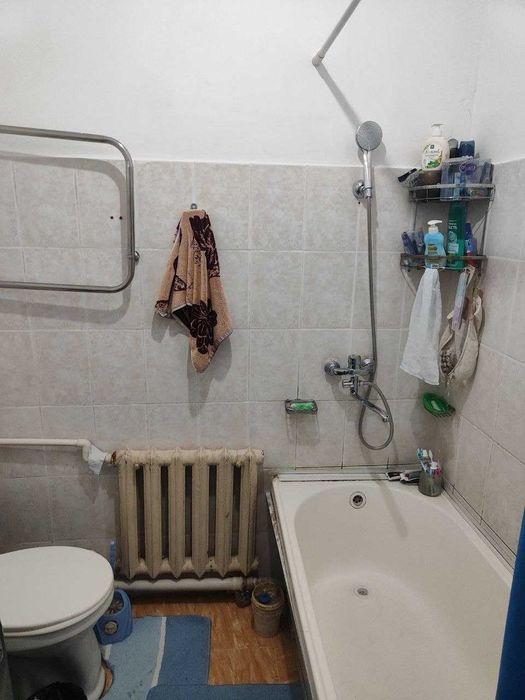 куйлюк массив 1.  метро матонат  2 ком  2/4/4   ID Q