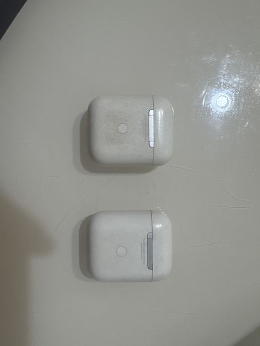 Два кейса и один правый наушник airpods