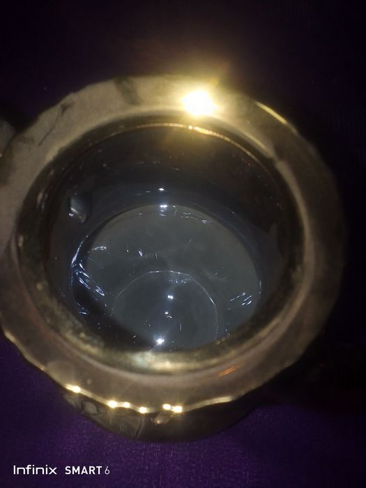 Продаётся 2 чайника и одна туфля не золотая. Нету пиялок или чашек.