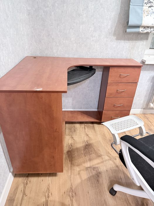 Продам компьютерный стол