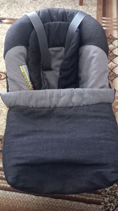 Продавам бебешко легло-люлка Next to me и бебешки кош до 9кг